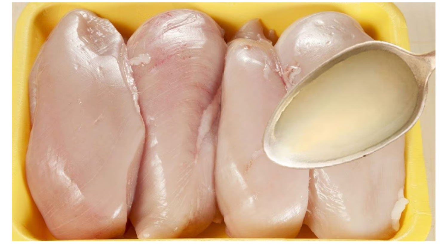 Mielőtt odatennéd főzni vagy sütni, így távolítsd el a csirkehúsban lévő szermaradványokat 